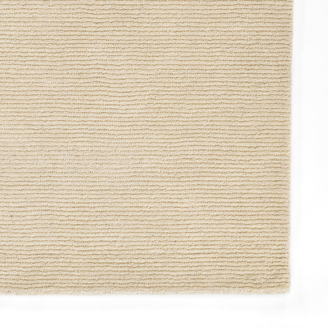 アイボリー × オートミールのニュートラルなトーンに幅細のリブがスタイリッシュに映える、シンプルで使いやすい、RUGHAUSの天然素材ウール100％製ナチュラルモダンハンドタフテッドラグの素材感がわかるクロースアップ
