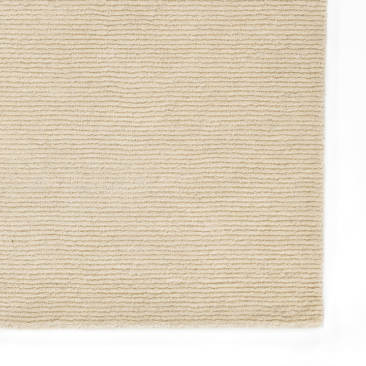 アイボリー × オートミールのニュートラルなトーンに幅細のリブがスタイリッシュに映える、シンプルで使いやすい、RUGHAUSの天然素材ウール100％製ナチュラルモダンハンドタフテッドラグの素材感がわかるクロースアップ
