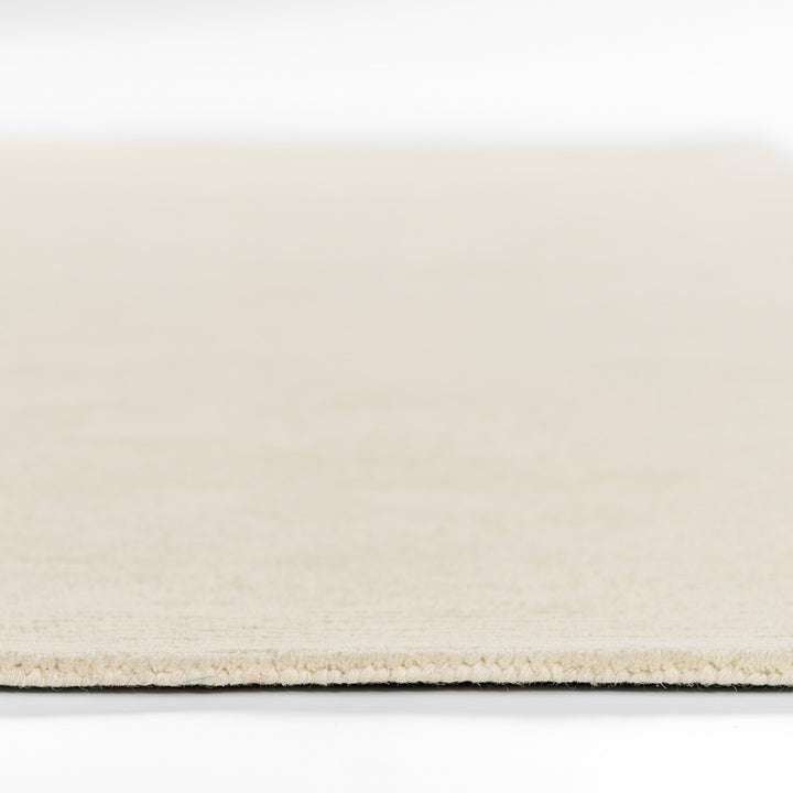 アイボリー × オートミールのニュートラルなトーンに幅細のリブがスタイリッシュに映える、シンプルで使いやすい、RUGHAUSの天然素材ウール100％製ナチュラルモダンハンドタフテッドラグの素材感がわかるクロースアップ