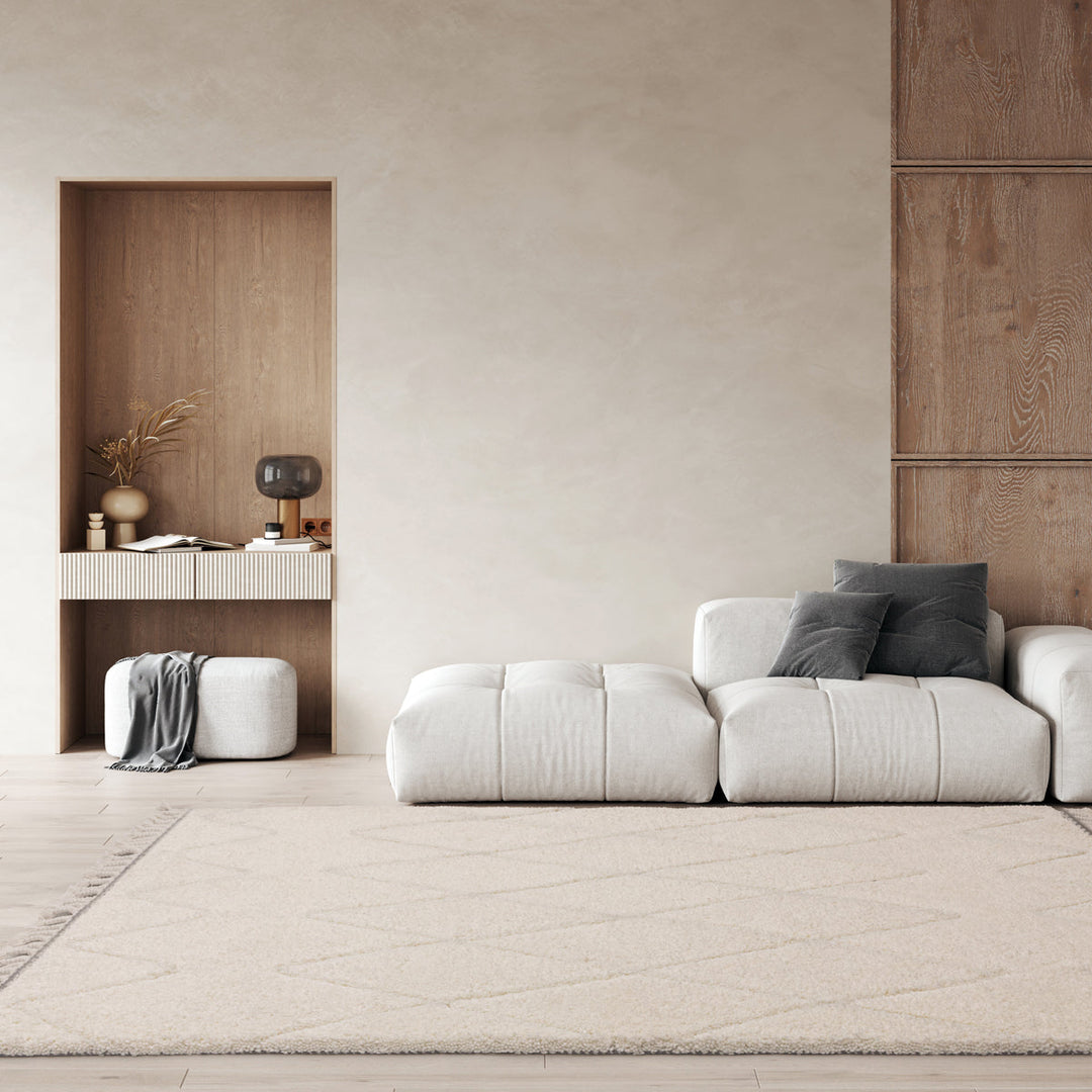 伝統的なベルベルキリムのテクスチャーやデザインにインスパイアされて織り上げた、ダイヤ模様がチャーミングな、ふわふわとした柔らかなマイクロファイバーポリエステル製RUGHAUSのベージュ・アイボリー色のベニワレンスタイルモロッカンシャギーラグを主役にした北欧モダンなリビングルーム