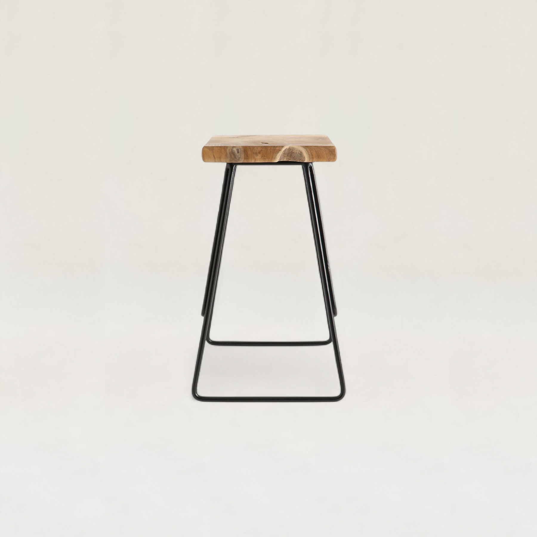 シンプルなスチール脚 木座面ハイスツール – RUGHAUS