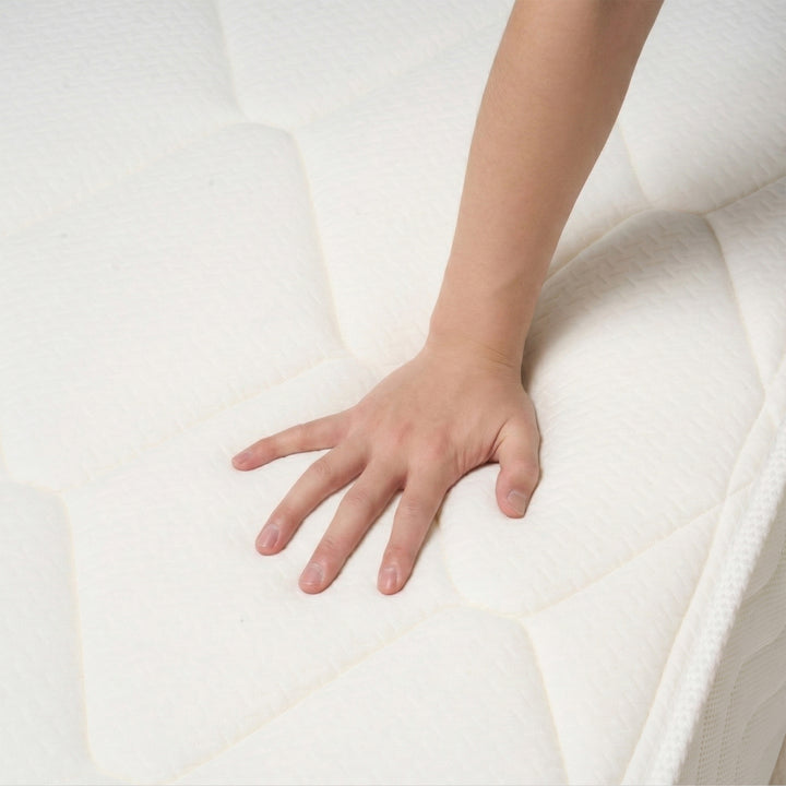 ホテル仕様の分厚いマットレス