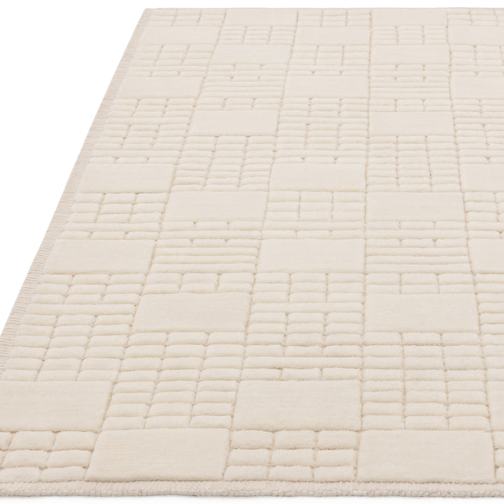 200x300cm大きめサイズのベージュ × クリーム色の洗練されたグリッドデザイン × ふかふかとした手触りが魅力的な、ニュージーランド産の高品質な羊毛を贅沢につかったRUGHAUSの手織りハンドタフトのアートラグ