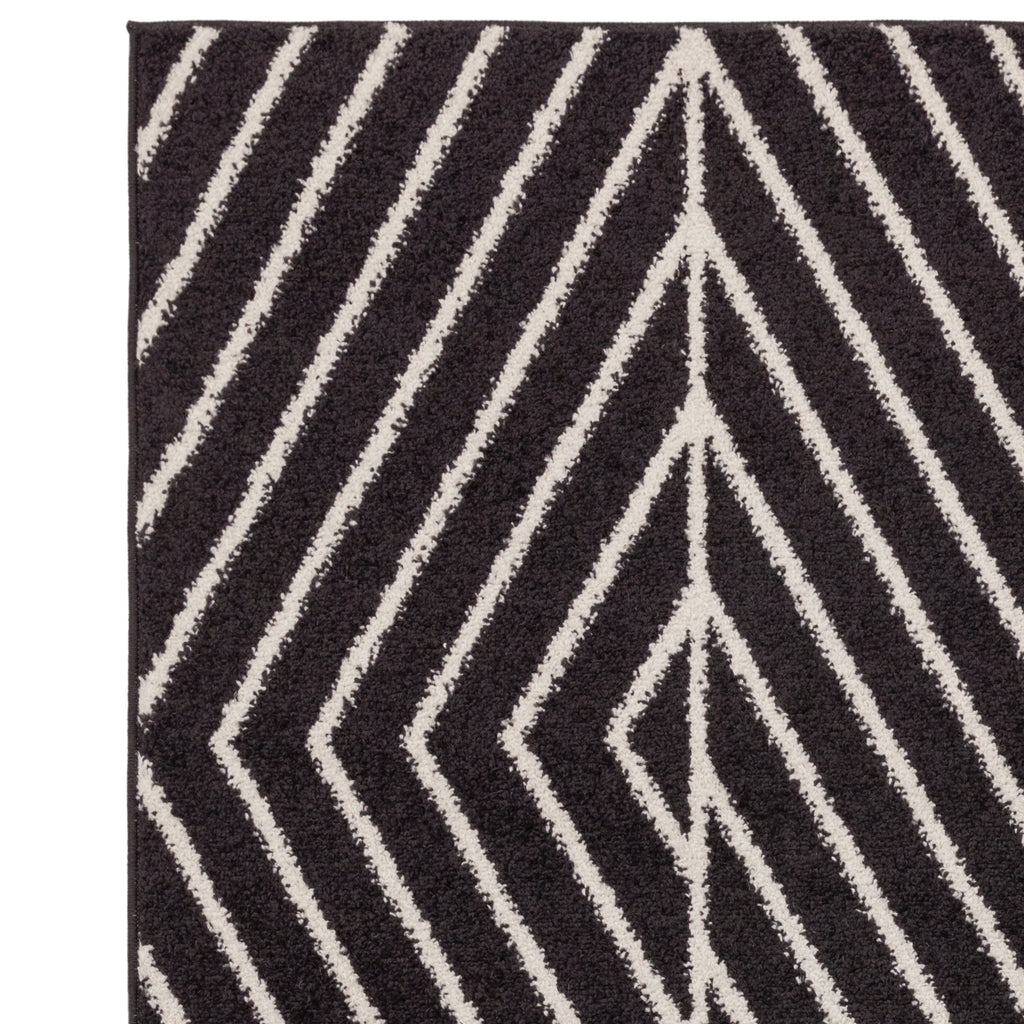 交錯した直線とモノクロのコントラストがスタイリッシュなRUGHAUSの幾何学的パターンアートランナーラグの素材感がわかるクロースアップ
