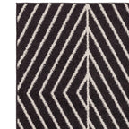 交錯した直線とモノクロのコントラストがスタイリッシュなRUGHAUSの幾何学的パターンアートランナーラグの素材感がわかるクロースアップ