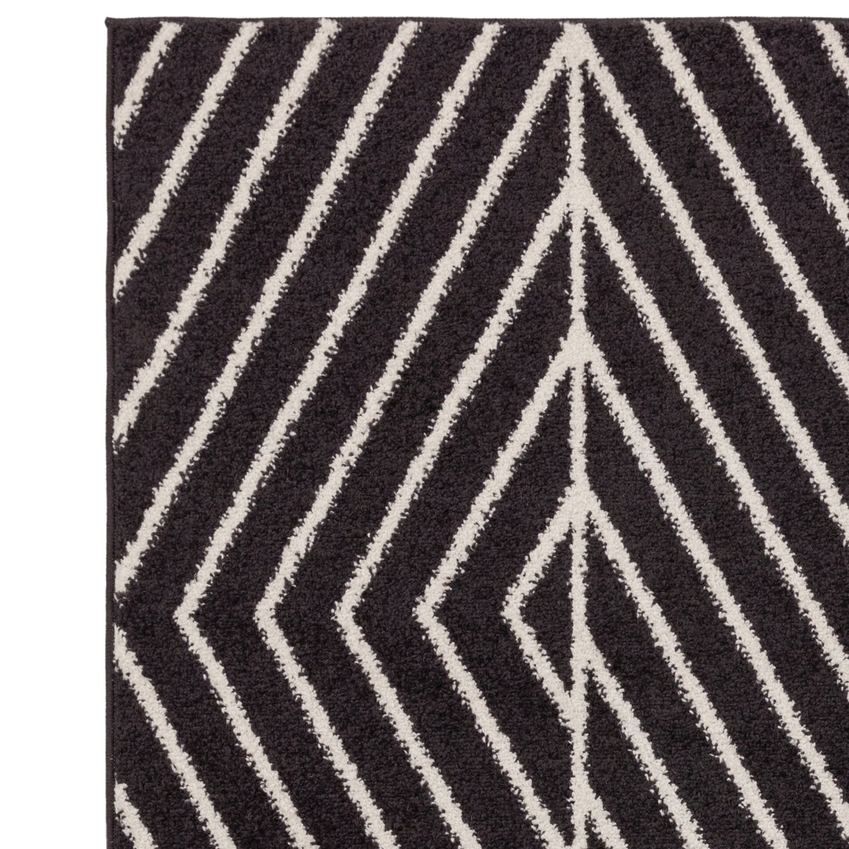 交錯した直線とモノクロのコントラストがスタイリッシュなRUGHAUSの幾何学的パターンアートランナーラグの素材感がわかるクロースアップ