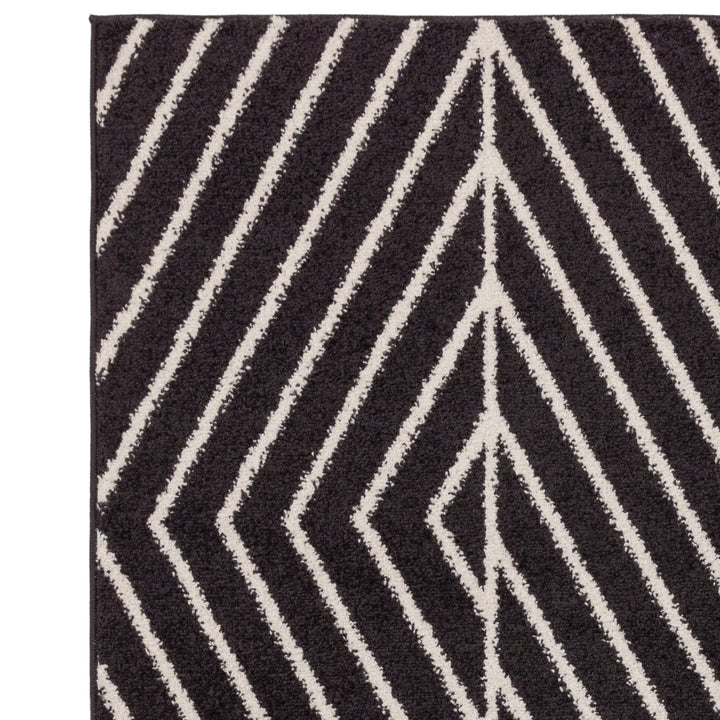 交錯した直線とモノクロのコントラストがスタイリッシュなRUGHAUSの幾何学的パターンアートランナーラグの素材感がわかるクロースアップ