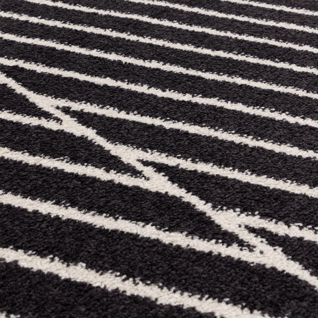 交錯した直線とモノクロのコントラストがスタイリッシュなRUGHAUSの幾何学的パターンアートランナーラグの素材感がわかるクロースアップ