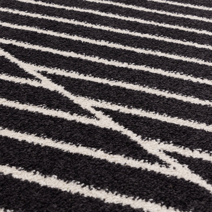 交錯した直線とモノクロのコントラストがスタイリッシュなRUGHAUSの幾何学的パターンアートランナーラグの素材感がわかるクロースアップ