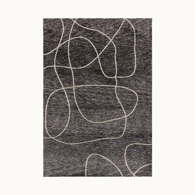 160x230cmサイズの美しくかすれたチャコール地ラグに描かれた、ベージュの自由奔放なラインがオシャレな、スペースダイ × イカットの糸を使用したRUGHAUSのマイクロファイバーポリエステル製モダンアートラグ