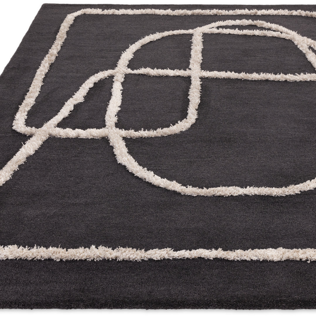 200x300cm大きめサイズのチャコールグレー/ブラック地に描かれたシャギーなホワイトのラインアートが存在感を放つ、ウール × ビスコース製RUGHAUSの手織りハンドタフトのコンテンポラリーアートラグ