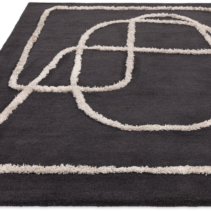 200x300cm大きめサイズのチャコールグレー/ブラック地に描かれたシャギーなホワイトのラインアートが存在感を放つ、ウール × ビスコース製RUGHAUSの手織りハンドタフトのコンテンポラリーアートラグ