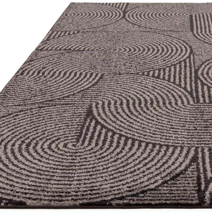 200x290cmとダイニングテーブル下に敷ける大きめサイズのチャコールグレー色の渦巻模様をモチーフにした幾何学的パターン、ポップアート × レトロモダンなデザインがアクセントになるRUGHAUSのモノクロームアートラグ