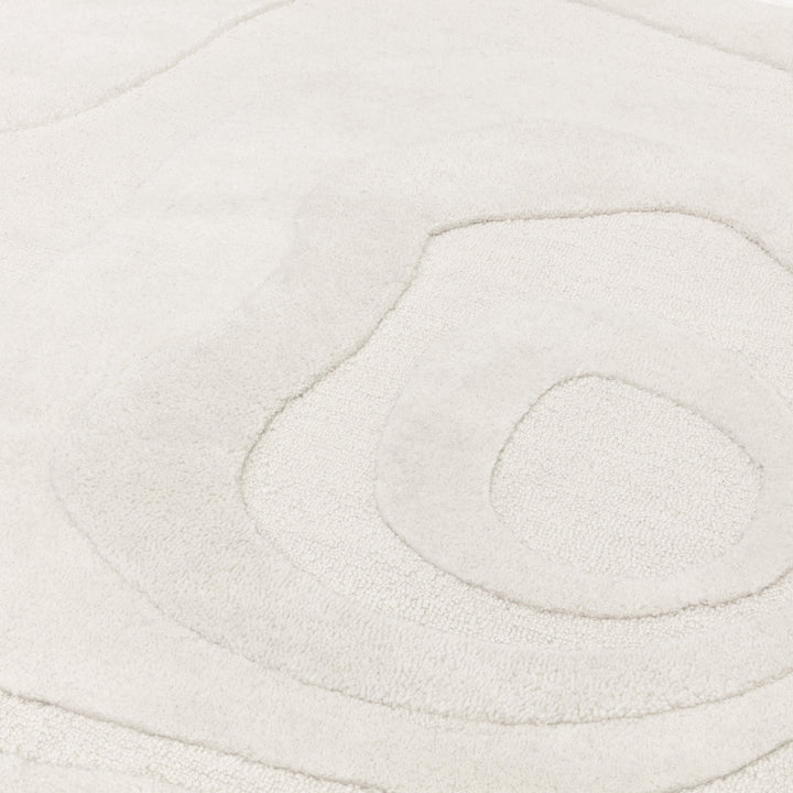 ループパイルとカットパイルを組み合わせることで、繊細なデザインパターンを表現したコンテンポラリーアートのような、RUGHAUSのニュージーランド産ウール100％ハンドタフトのホワイトカラーのラウンド円形ラグの素材感がわかるクロースアップ