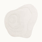 150x150cmサイズのループパイルとカットパイルに挑戦しながら、繊細なデザインパターンを表現したコンテンポラリーアートのような、RUGHAUSのニュージーランド産ウール100％ハンドタフトのホワイトカラーのラウンド円形ラグ