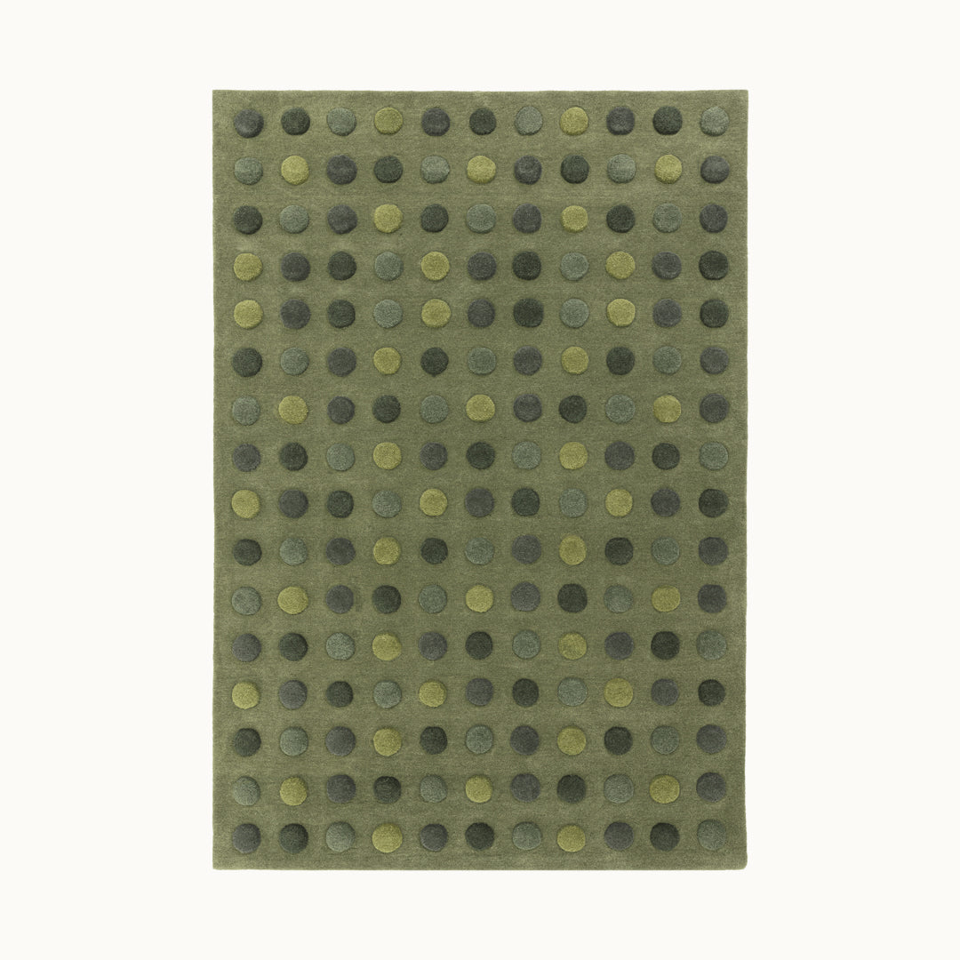 160x230cmサイズのグリーン地にフォレストグリーンやモスグリーン、オリーブグリーンなどグリーン系のグラデーショの水玉模様（プルカドット）がぷっくりと織られた、天然素材ウール100％製RUGHAUSの手織りハンドタフトののアートラグ