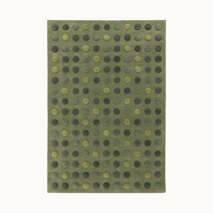 160x230cmサイズのグリーン地にフォレストグリーンやモスグリーン、オリーブグリーンなどグリーン系のグラデーショの水玉模様（プルカドット）がぷっくりと織られた、天然素材ウール100％製RUGHAUSの手織りハンドタフトののアートラグ
