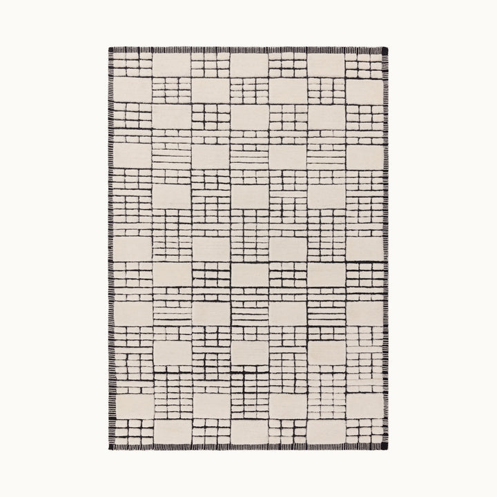 160x230cmサイズのブラック × クリーム色の洗練されたグリッドデザイン × ふかふかとした手触りが魅力的な、ニュージーランド産の高品質な羊毛を贅沢につかったRUGHAUSの手織りハンドタフトのアートラグ