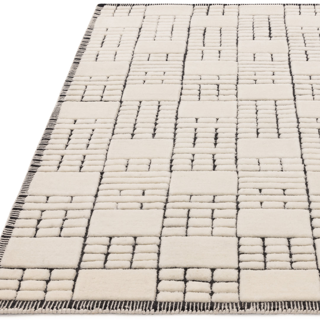 200x300cm大きめサイズのブラック × クリーム色の洗練されたグリッドデザイン × ふかふかとした手触りが魅力的な、ニュージーランド産の高品質な羊毛を贅沢につかったRUGHAUSの手織りハンドタフトのアートラグ