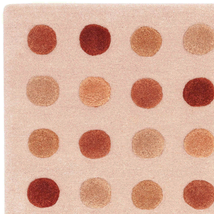 ベージュやブラウンのアーシーカラーとプルカドット（Pulka Dot）の水玉デザインがキュートな、天然素材ウール100％RUGHAUSの手織りハンドタフトのアートラグの素材感がわかるクロースアップ