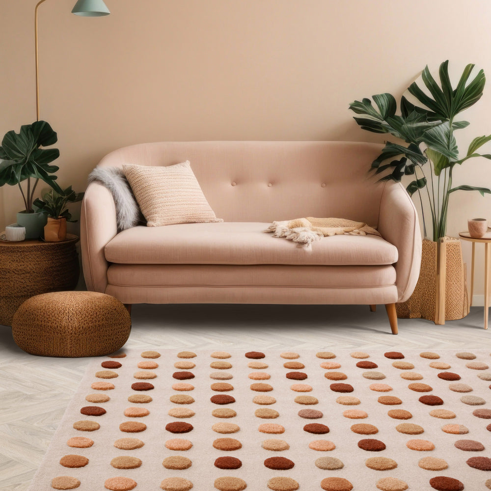 ベージュやブラウンのアーシーカラーとプルカドット（Pulka Dot）の水玉デザインがキュートな、天然素材ウール100％RUGHAUSの手織りハンドタフトのアートラグを主役にした居心地のいいリビングルームイメージ