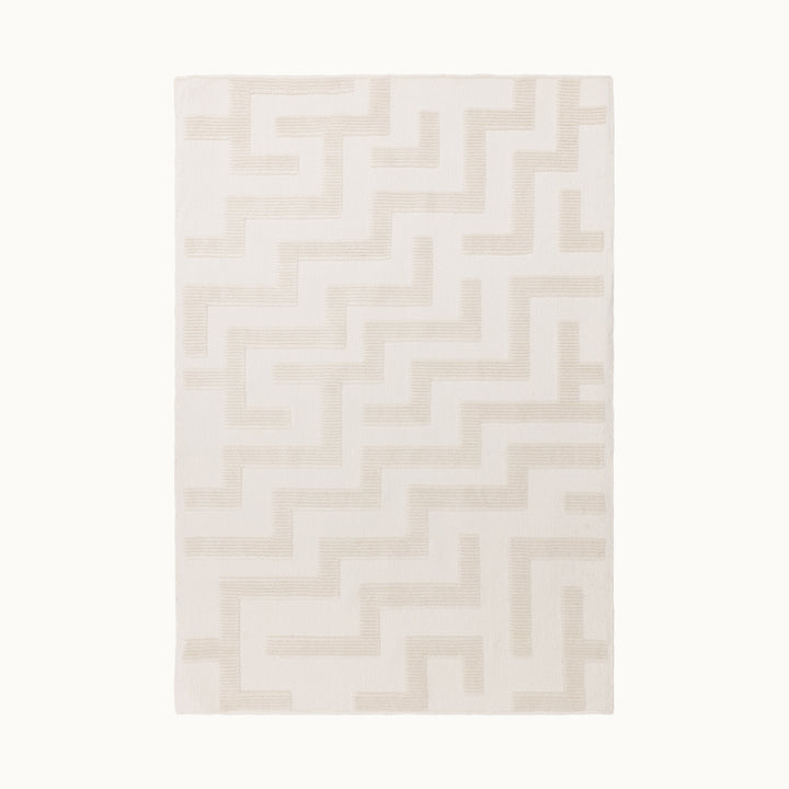 160x230cmサイズのやわらかなアイボリー色と幾何学的パターンがアーティスティックにマッチした、ふわふわと手触りのいい、ポリプロピレンとポリエステル混合のRUGHAUSのコンテンポラリーアートラグ