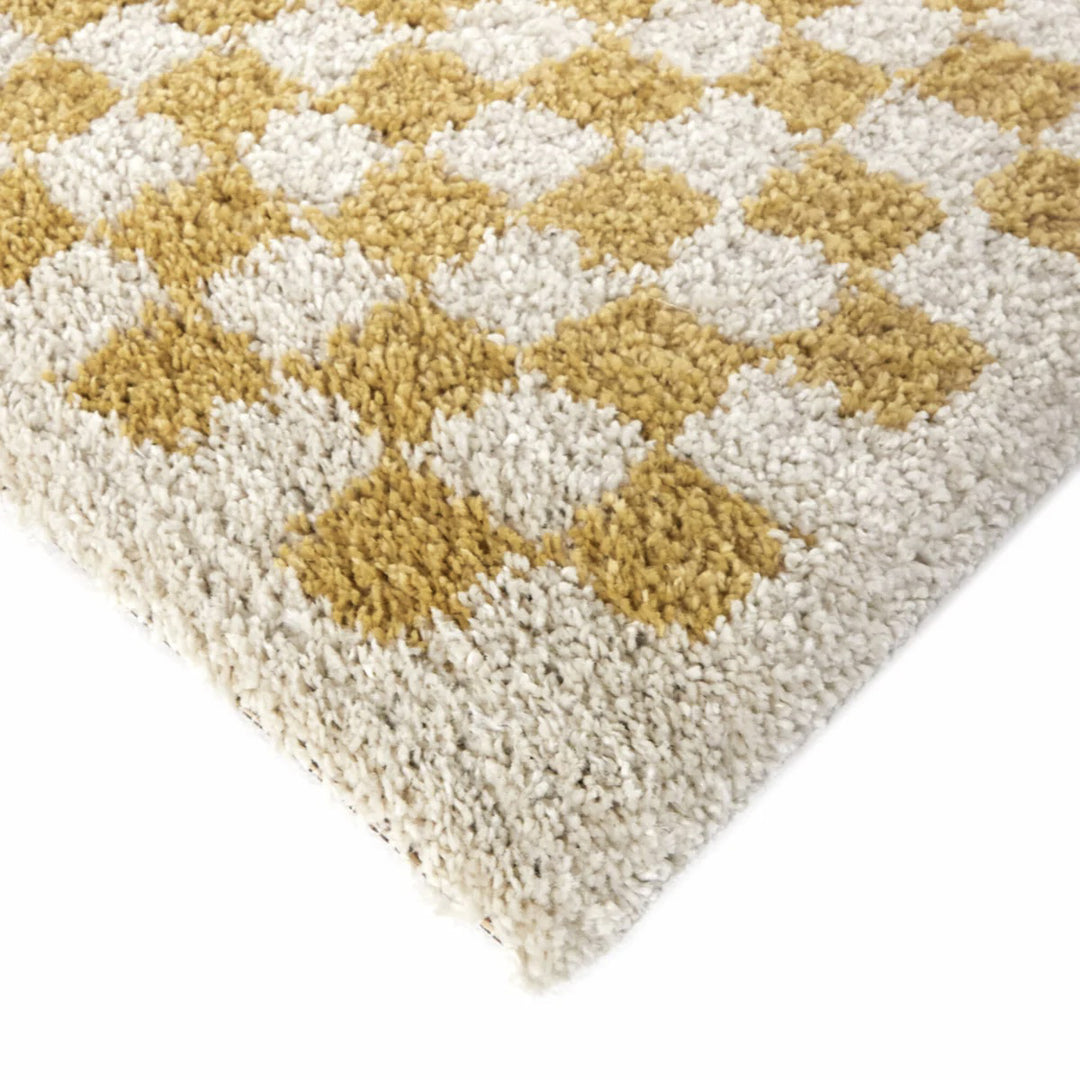 オシャレなマスタード色のチェッカー柄とふんわりシャギー感がかわいいコンテンポラリーアートラグの素材感がわかるクロースアップ