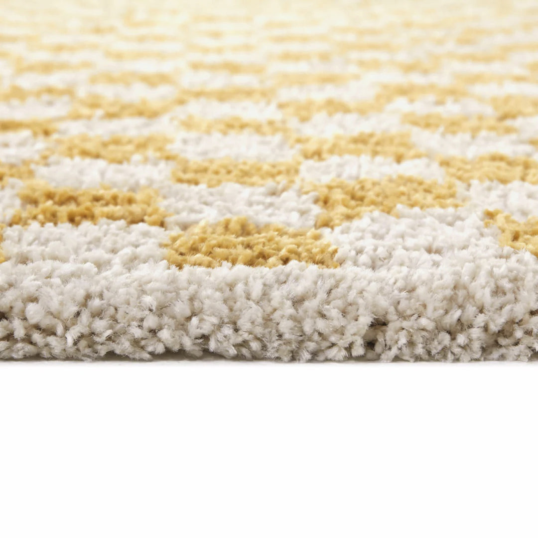 オシャレなマスタード色のチェッカー柄とふんわりシャギー感がかわいいコンテンポラリーアートラグの素材感がわかるクロースアップ