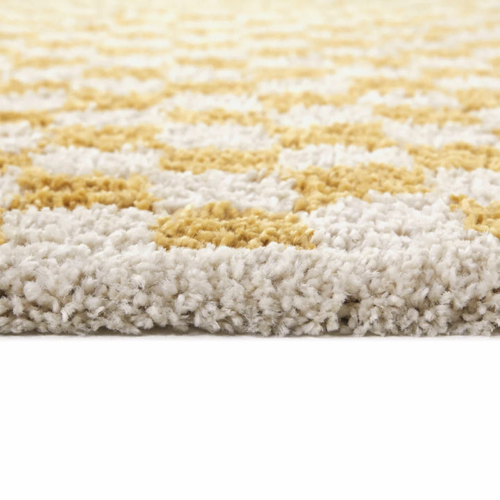 オシャレなマスタード色のチェッカー柄とふんわりシャギー感がかわいいコンテンポラリーアートラグの素材感がわかるクロースアップ