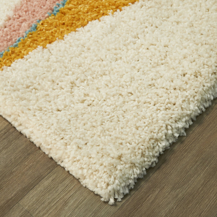 ふわふわとした手触りと厚み、マスタード×ダスティピンクのポップな幾何学パターンが魅力的なコンテンポラリーモダンラグの素材感がわかるクロースアップ