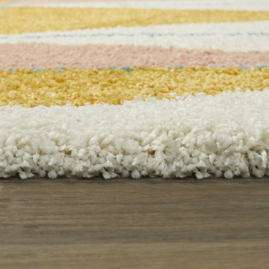 ふわふわとした手触りと厚み、マスタード×ダスティピンクのポップな幾何学パターンが魅力的なコンテンポラリーモダンラグの素材感と厚みがわかるクロースアップ