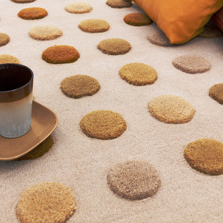 イエローベージュとプルカドット（Pulka Dot）の水玉デザインがキュートな、天然素材ウール100％RUGHAUSの手織りハンドタフトのアートラグの素材感がわかるクロースアップ