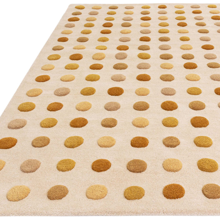 200x300cm大きめサイズのイエローベージュとプルカドット（Pulka Dot）の水玉デザインがキュートな、天然素材ウール100％RUGHAUSの手織りハンドタフトのアートラグ