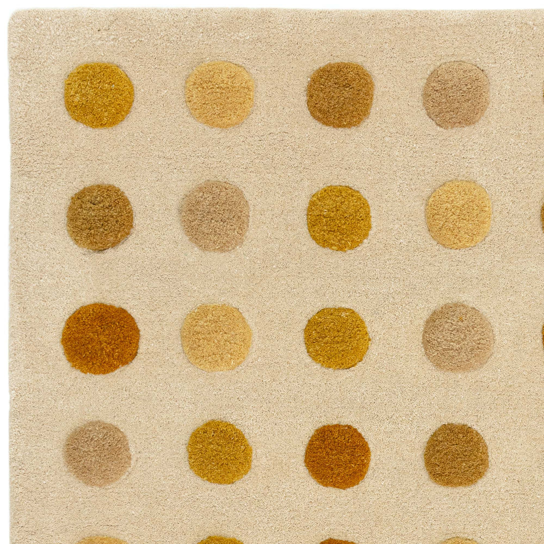 イエローベージュとプルカドット（Pulka Dot）の水玉デザインがキュートな、天然素材ウール100％RUGHAUSの手織りハンドタフトのアートラグの素材感がわかるクロースアップ