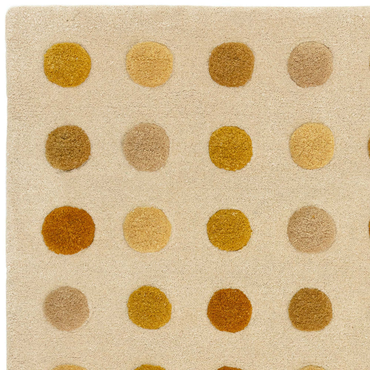 イエローベージュとプルカドット（Pulka Dot）の水玉デザインがキュートな、天然素材ウール100％RUGHAUSの手織りハンドタフトのアートラグの素材感がわかるクロースアップ