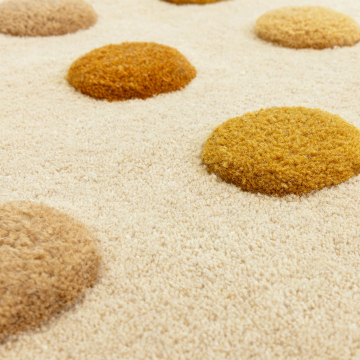 イエローベージュとプルカドット（Pulka Dot）の水玉デザインがキュートな、天然素材ウール100％RUGHAUSの手織りハンドタフトのアートラグの素材感がわかるクロースアップ
