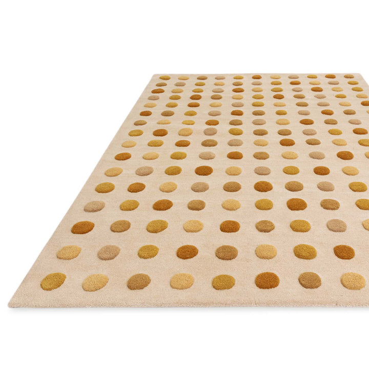 200x300cm大きめサイズのイエローベージュとプルカドット（Pulka Dot）の水玉デザインがキュートな、天然素材ウール100％RUGHAUSの手織りハンドタフトのアートラグ
