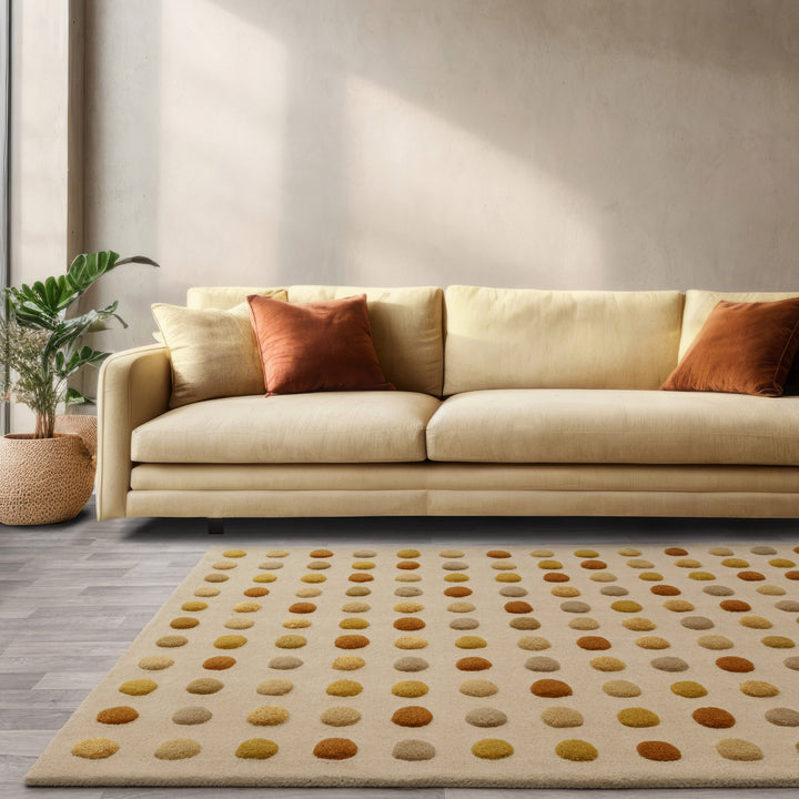 イエローベージュとプルカドット（Pulka Dot）の水玉デザインがキュートな、天然素材ウール100％RUGHAUSの手織りハンドタフトのアートラグを主役にした居心地のいいリビングルームイメージ