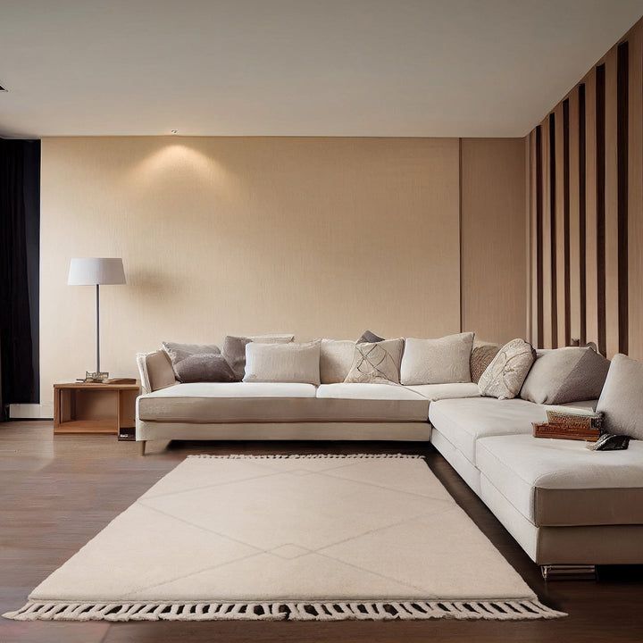 伝統的なベルベルキリムのテクスチャーやデザインにインスパイアされて織り上げた、ふわふわとした柔らかなマイクロファイバーポリエステル製RUGHAUSのベージュ・アイボリー色のベニワレンスタイルモロッカンラグを主役にしたナチュラルなリビングルームイメージ