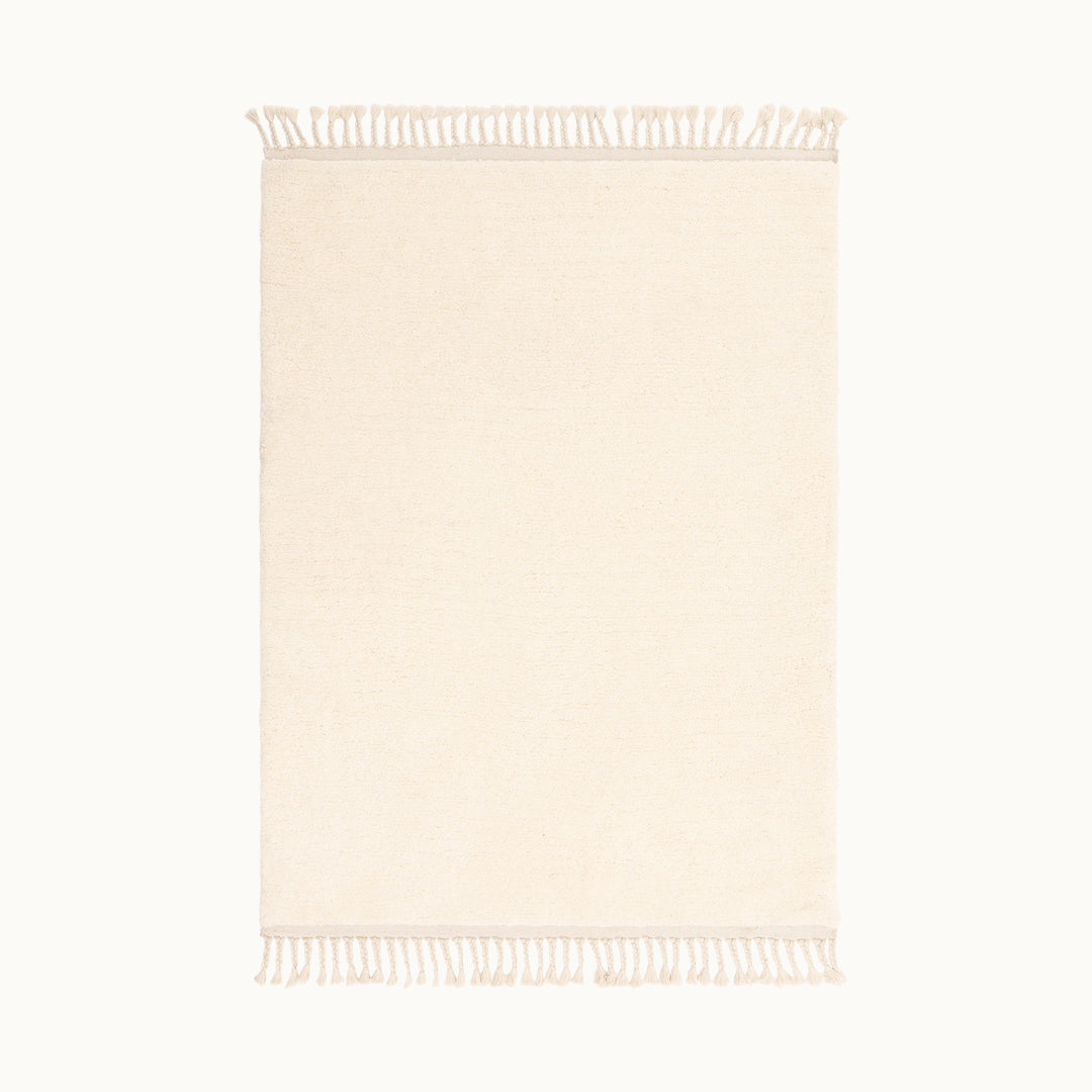 160x230cmサイズの伝統的なベルベルキリムのテクスチャーやデザインにインスパイアされて織り上げた、ふわふわとした柔らかなマイクロファイバーポリエステル製RUGHAUSのベージュ・アイボリー色のシンプルなモロッカンラグ