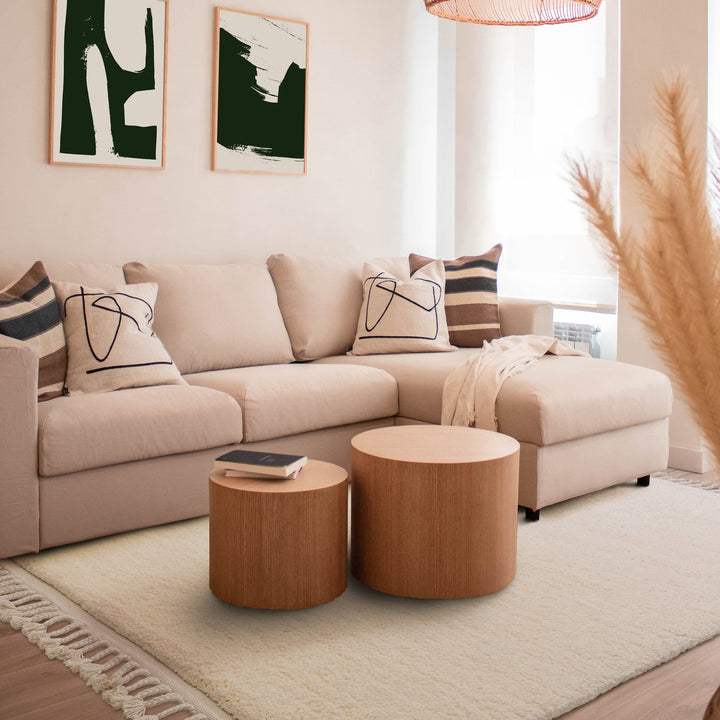 伝統的なベルベルキリムのテクスチャーやデザインにインスパイアされて織り上げた、ふわふわとした柔らかなマイクロファイバーポリエステル製RUGHAUSのベージュ・アイボリー色のシンプルなモロッカンラグを主役にしたナチュラルなリビングルームイメージ