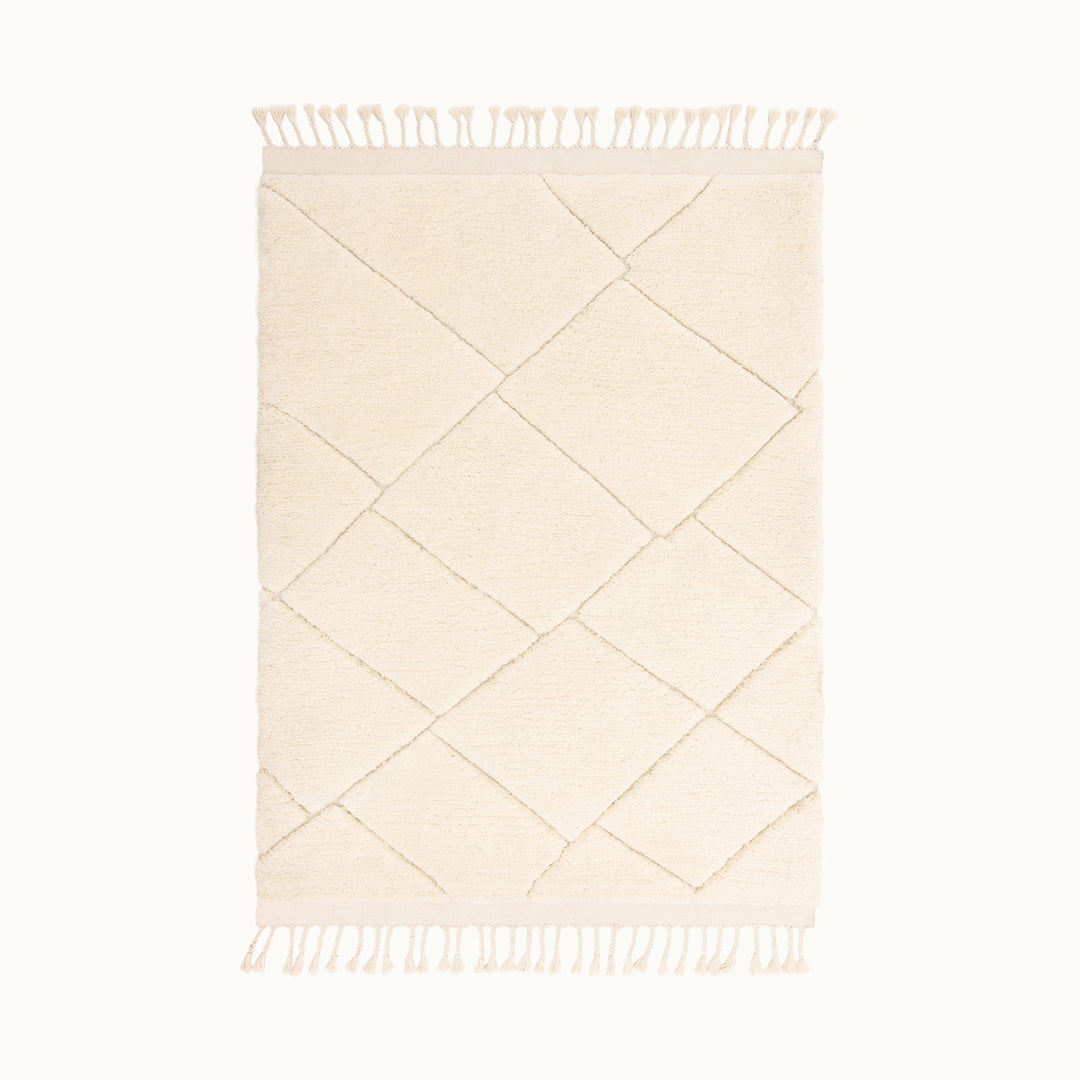 160x230cmサイズの伝統的なベルベルキリムのテクスチャーやデザインにインスパイアされて織り上げた、ふわふわとした柔らかなマイクロファイバーポリエステル製RUGHAUSのベージュ・アイボリー色のベニワレンスタイルモロッカンラグ