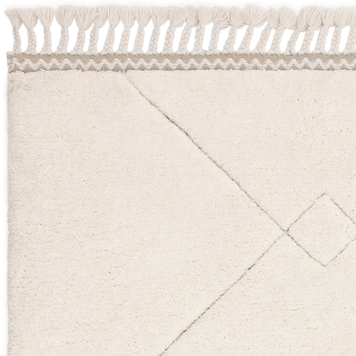 伝統的なベルベルキリムのテクスチャーやデザインにインスパイアされて織り上げた、ふわふわとした柔らかなマイクロファイバーポリエステル製RUGHAUSのベージュ・アイボリー色のベニワレンスタイルモロッカンラグの素材感がわかるクロースアップ