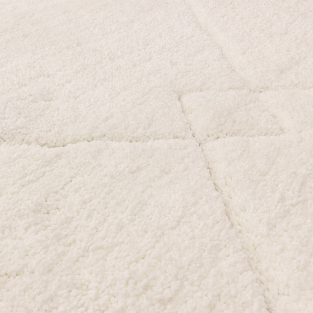 伝統的なベルベルキリムのテクスチャーやデザインにインスパイアされて織り上げた、ふわふわとした柔らかなマイクロファイバーポリエステル製RUGHAUSのベージュ・アイボリー色のベニワレンスタイルモロッカンラグの素材感がわかるクロースアップ