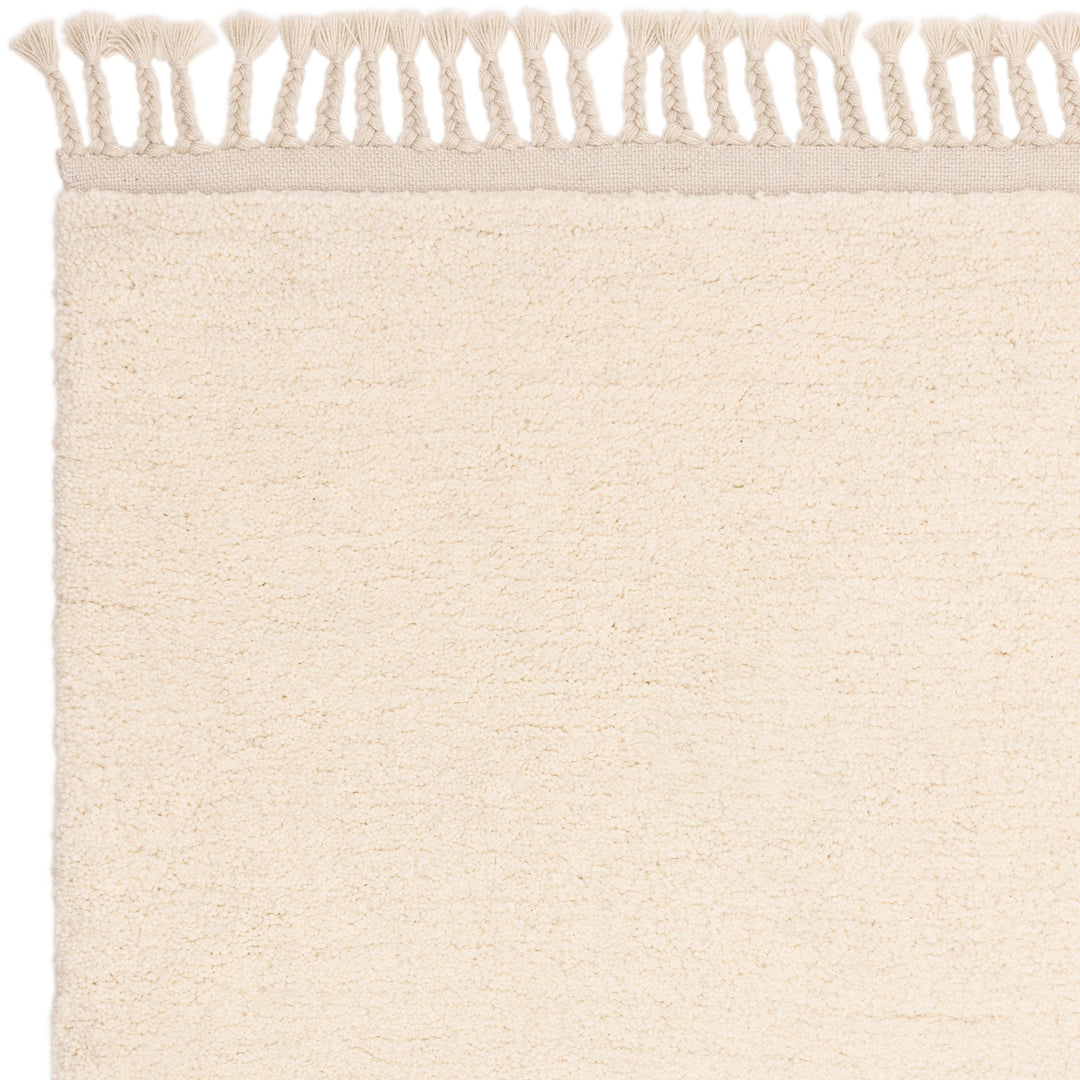 伝統的なベルベルキリムのテクスチャーやデザインにインスパイアされて織り上げた、ふわふわとした柔らかなマイクロファイバーポリエステル製RUGHAUSのベージュ・アイボリー色のシンプルなモロッカンラグの素材感がわかるクロースアップ