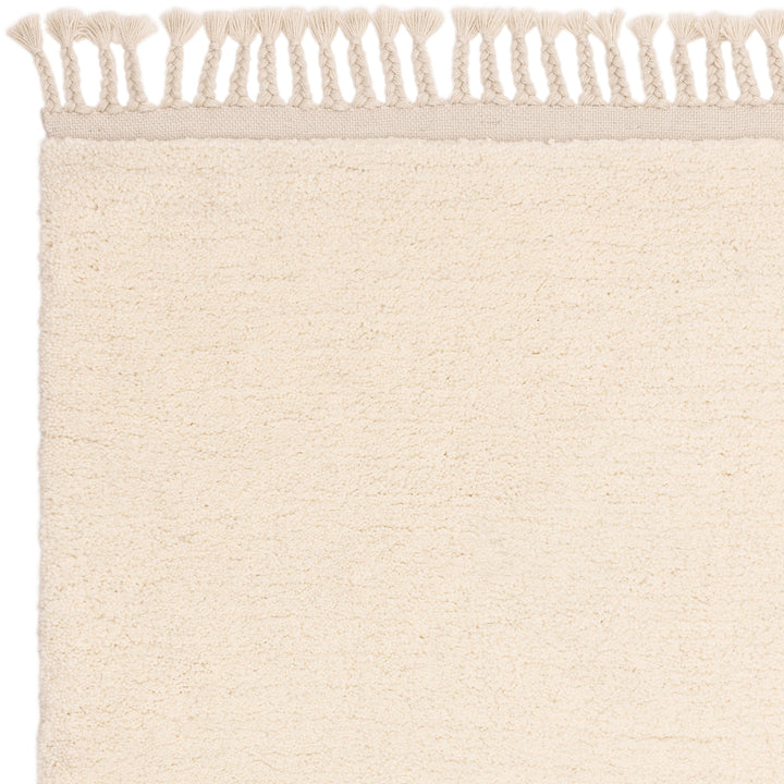 伝統的なベルベルキリムのテクスチャーやデザインにインスパイアされて織り上げた、ふわふわとした柔らかなマイクロファイバーポリエステル製RUGHAUSのベージュ・アイボリー色のシンプルなモロッカンラグの素材感がわかるクロースアップ