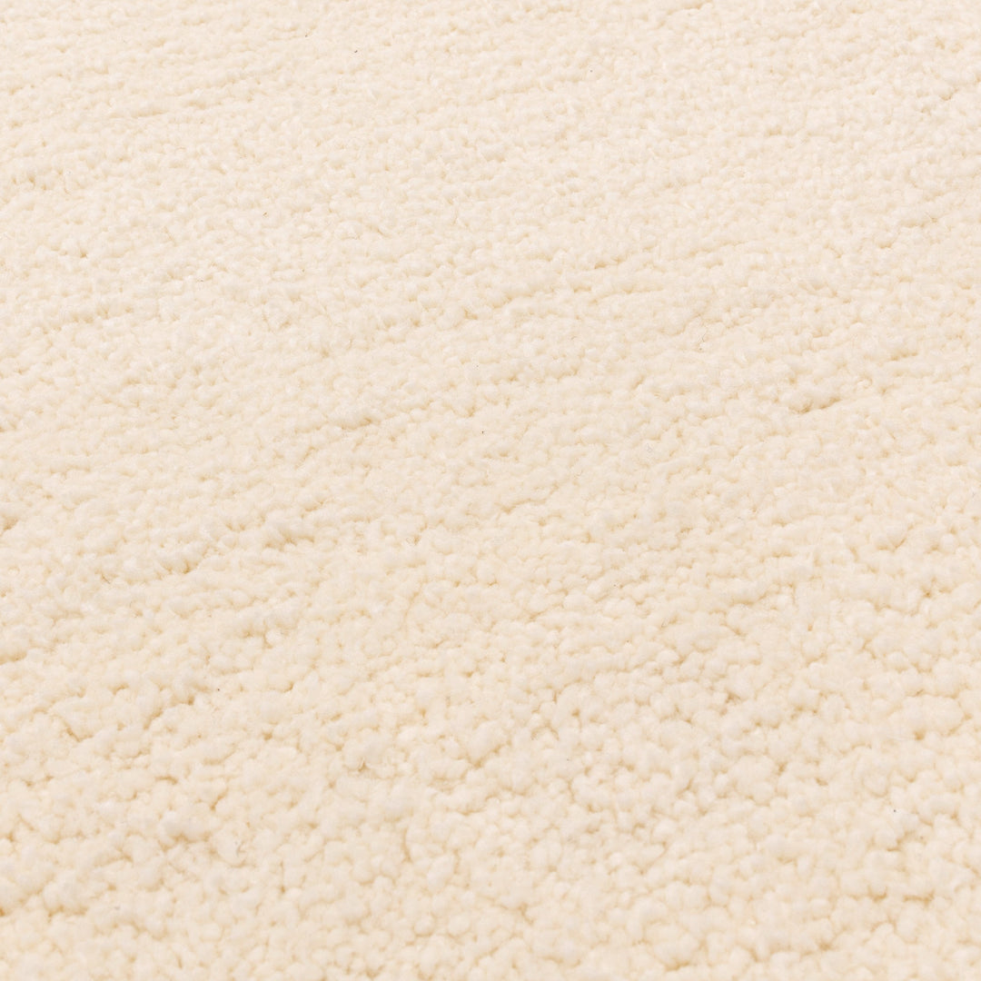 伝統的なベルベルキリムのテクスチャーやデザインにインスパイアされて織り上げた、ふわふわとした柔らかなマイクロファイバーポリエステル製RUGHAUSのベージュ・アイボリー色のシンプルなモロッカンラグの素材感がわかるクロースアップ