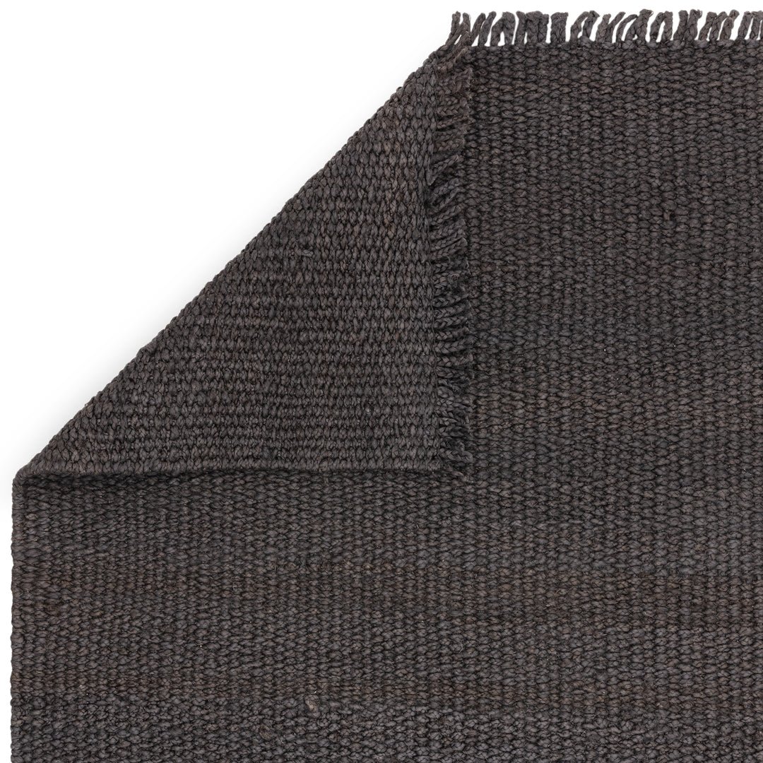 シックなチャコールの色合いとざっくりとしたナチュラルな風合いが素敵なRUGHAUSの手織りリバーシブル仕様天然エコ素材ジュート製ラグの素材感と裏面がわかるクロースアップ