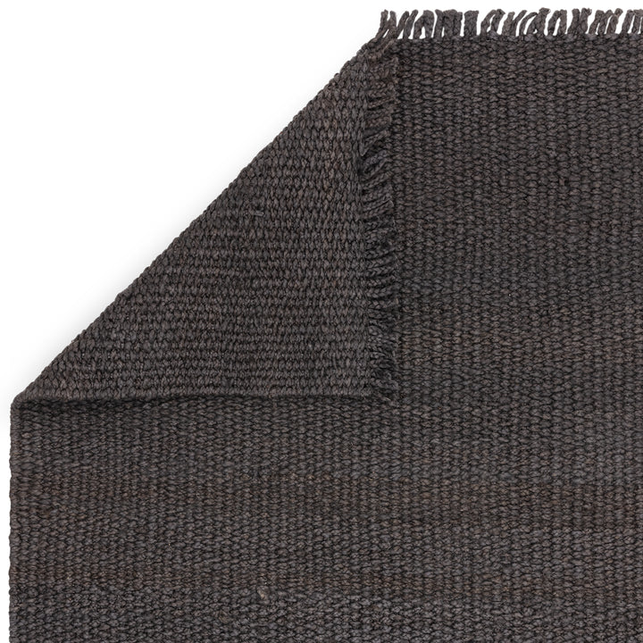 シックなチャコールの色合いとざっくりとしたナチュラルな風合いが素敵なRUGHAUSの手織りリバーシブル仕様天然エコ素材ジュート製ラグの素材感と裏面がわかるクロースアップ