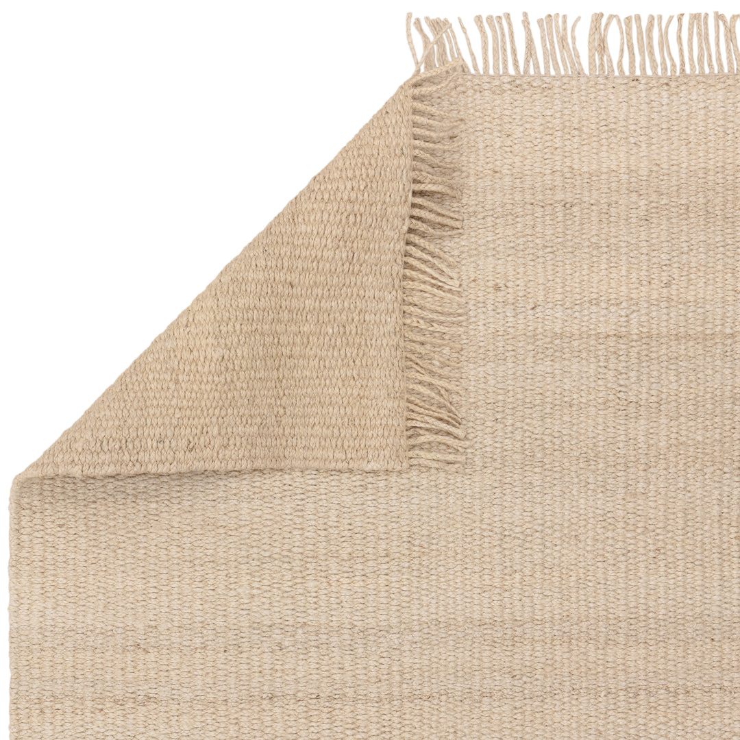 サンドベージュの色合いとざっくりとしたナチュラルな風合いが素敵なRUGHAUSの手織りリバーシブル天然エコ素材ジュート製ラグの素材感と裏面がわかるクロースアップ